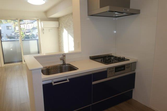 うぐいす館のキッチン|３口ガスコンロ付システムキッチン