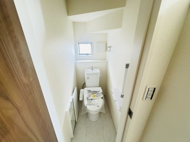 新築　前橋市富士見町時沢第4　2号棟のトイレ|現地写真　節水タイプのウォシュレット付きトイレ、水道料節約に一役買います！
