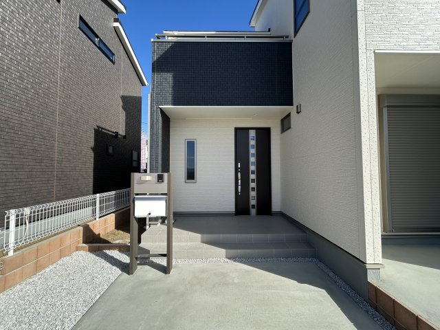 新築　前橋市富士見町時沢第4　2号棟の玄関|現地写真　ポストと一体型のTVモニターホンでセキュリティ安心！
