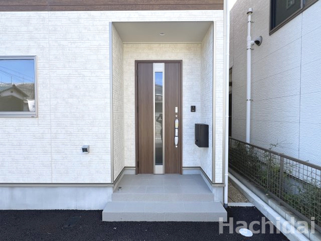 碧南市相生町第1（新築一戸建）のエントランス|シンプルでモダンなエントランスホールです。訪れる方を心地よく迎えてくれます