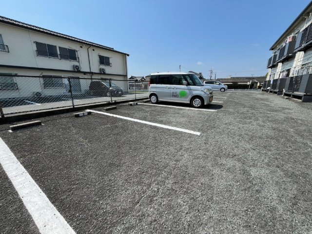 ハイツ小峯の駐車場