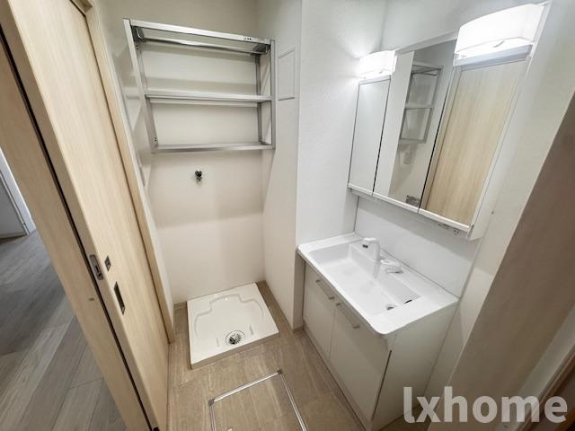 ラモーナ一津屋Ⅰの独立洗面台|独立洗面台、小物を置くことができて便利です