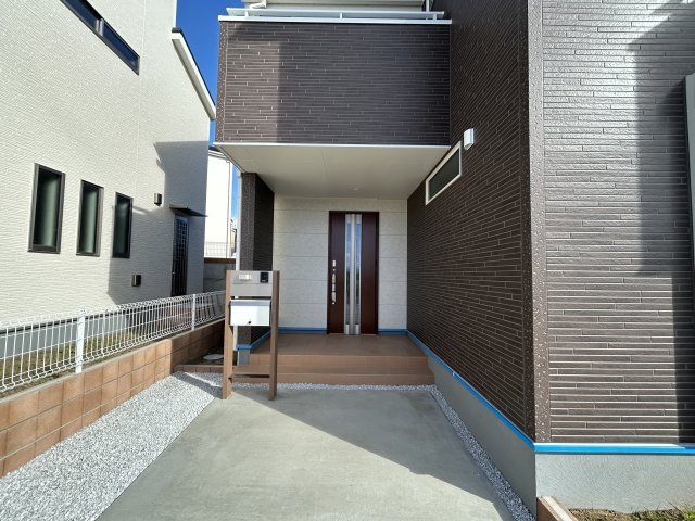 新築　前橋市富士見町時沢第4　3号棟の玄関|現地写真　ポストと一体型のTVモニターホンでセキュリティ安心！
