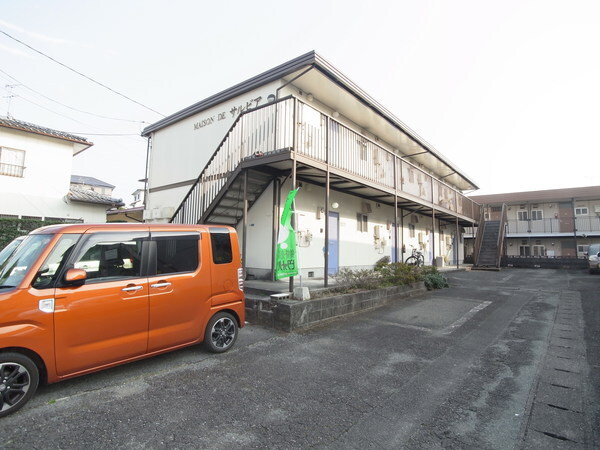 メゾンドサルビアの駐車場