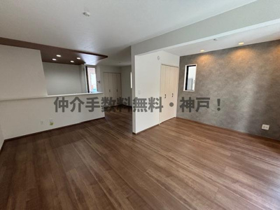 【居間・リビング】 | 神戸市垂水区神陵台5丁目　新築戸建1号棟　仲介手数料無料！ | 使いやすい居間です