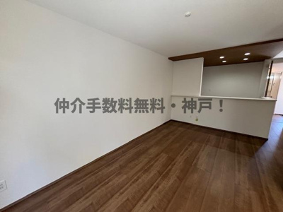 【居間・リビング】 | 神戸市垂水区神陵台5丁目　新築戸建1号棟　仲介手数料無料！ | 使いやすいリビングです