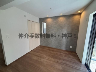 【居間・リビング】 | 神戸市垂水区神陵台5丁目　新築戸建1号棟　仲介手数料無料！ | こちらのリビングで趣味の時間をお楽しみください