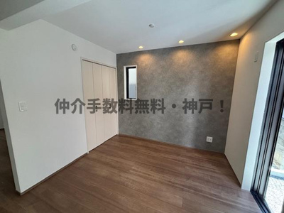 【居間・リビング】 | 神戸市垂水区神陵台5丁目　新築戸建1号棟　仲介手数料無料！ | こちらのリビングで趣味の時間をお楽しみください