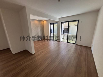 【居間・リビング】 | 神戸市垂水区神陵台5丁目　新築戸建1号棟　仲介手数料無料！ | ゆったりとした居間です