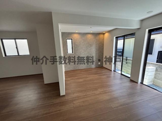 【居間・リビング】 | 神戸市垂水区神陵台5丁目　新築戸建1号棟　仲介手数料無料！ | ゆったりとした居間です