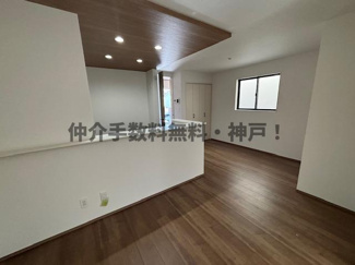 【居間・リビング】 | 神戸市垂水区神陵台5丁目　新築戸建1号棟　仲介手数料無料！ | リビングです