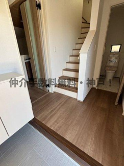 【玄関】 | 神戸市垂水区神陵台5丁目　新築戸建1号棟　仲介手数料無料！ | 明るい玄関です