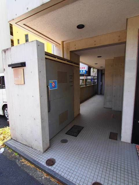 ロイヤルエモンド国分寺のエントランス