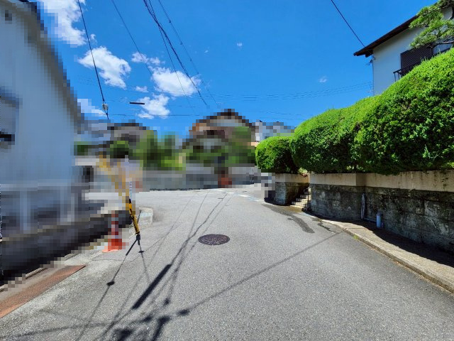 【価格改定】長岡京市粟生梶ケ前・粟生田内の前面道路含む現地写真|2方向道路に面した南西角地。
ゆとりと開放感が魅力！