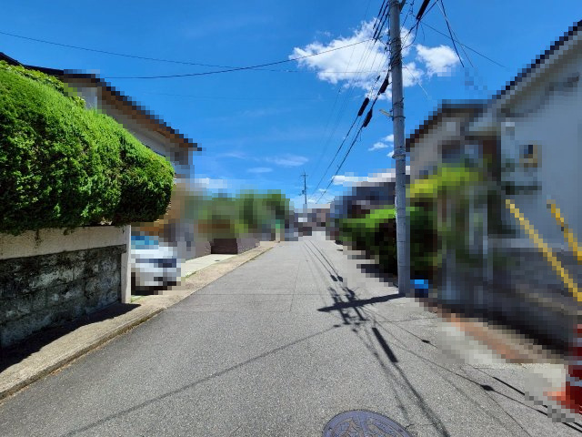 【価格改定】長岡京市粟生梶ケ前・粟生田内の前面道路含む現地写真|コンビニ・ドラッグストアが徒歩圏内にございます。