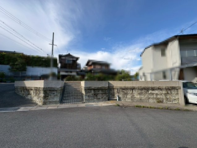 【価格改定】長岡京市粟生梶ケ前・粟生田内の前面道路含む現地写真|コンビニ・ドラッグストアが徒歩圏内にございます。