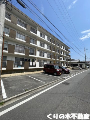 【駐車場】 | ヴィラナリー今治3号棟 | 車をお持ちの方に嬉しい駐車場付きの物件です