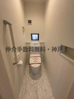 【トイレ】 | 神戸市垂水区神陵台5丁目　新築戸建2号棟　仲介手数料無料！ | ゆったりとした空間のトイレです