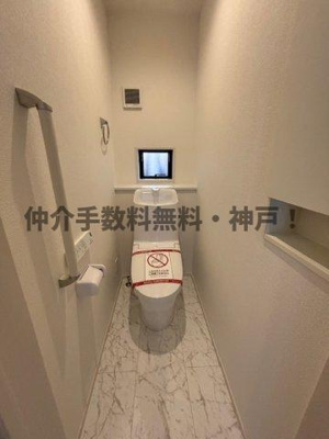 【トイレ】 | 神戸市垂水区神陵台5丁目　新築戸建2号棟　仲介手数料無料！ | ゆったりとした空間のトイレです