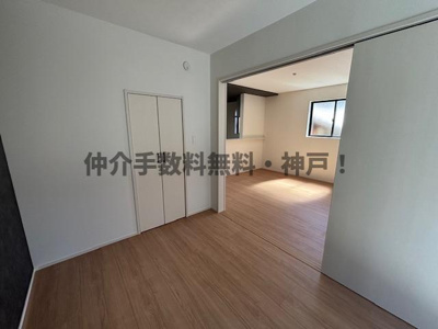 【洋室】 | 神戸市垂水区神陵台5丁目　新築戸建2号棟　仲介手数料無料！ | 広々とした洋室です