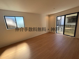 【居間・リビング】 | 神戸市垂水区神陵台5丁目　新築戸建2号棟　仲介手数料無料！ | こちらのリビングで趣味の時間をお楽しみください