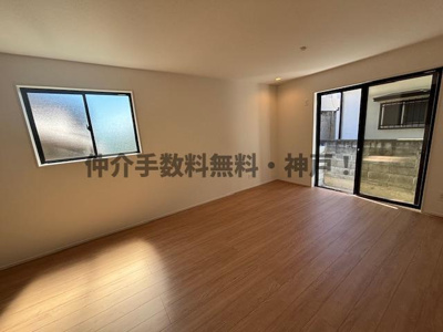 【居間・リビング】 | 神戸市垂水区神陵台5丁目　新築戸建2号棟　仲介手数料無料！ | こちらのリビングで趣味の時間をお楽しみください