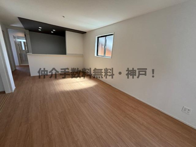 【居間・リビング】 | 神戸市垂水区神陵台5丁目　新築戸建2号棟　仲介手数料無料！ | 使いやすいリビングです