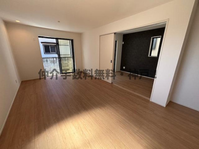 【居間・リビング】 | 神戸市垂水区神陵台5丁目　新築戸建2号棟　仲介手数料無料！ | 使いやすい居間です