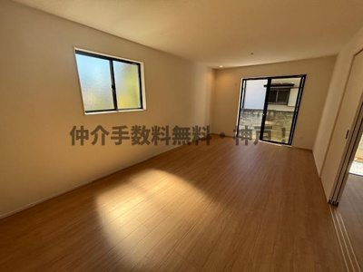 【居間・リビング】 | 神戸市垂水区神陵台5丁目　新築戸建2号棟　仲介手数料無料！ | ゆったりとしたリビングです