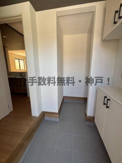【玄関】 | 神戸市垂水区神陵台5丁目　新築戸建2号棟　仲介手数料無料！ | ゆったりとした玄関です