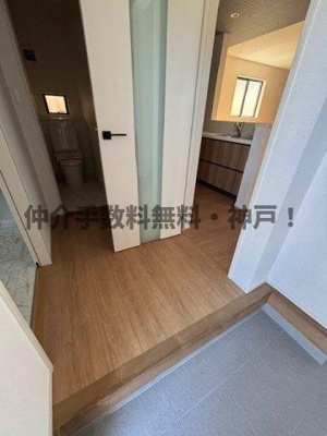 【玄関】 | 神戸市垂水区神陵台5丁目　新築戸建2号棟　仲介手数料無料！ | きれいな玄関です