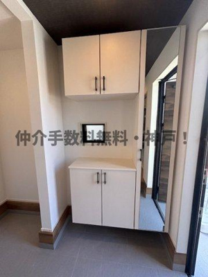 【玄関】 | 神戸市垂水区神陵台5丁目　新築戸建2号棟　仲介手数料無料！ | 明るい玄関です