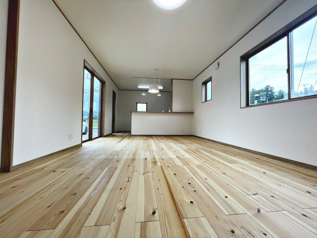 新築戸建・建売　大玉村玉井　平屋建ての居間・リビング|LDKは17帖で広々としており開放感のある家族団らんスペースです！