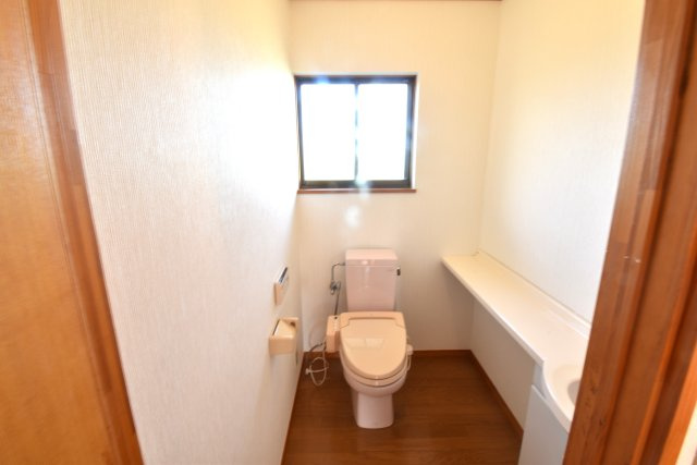 水戸市青柳町　中古一戸建のトイレ|１階と２階に清潔なトイレ。
毎日使う空間と機能だから、いつまでも清潔なスペースであってほしいのがトイレです。掃除がしやすく、また落ち着ける空間として居心地のよい大切な場所です。
