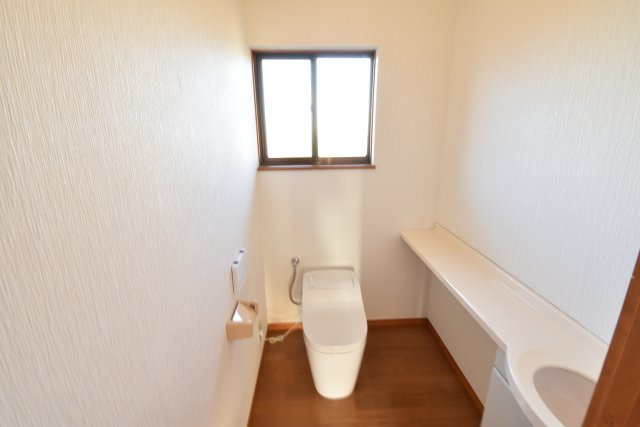 水戸市青柳町　中古一戸建のトイレ|１階と２階に清潔なトイレ。新品のタンクレストイレに交換済みです。
毎日使う空間と機能だから、いつまでも清潔なスペースであってほしいのがトイレです。掃除がしやすいトイレです。