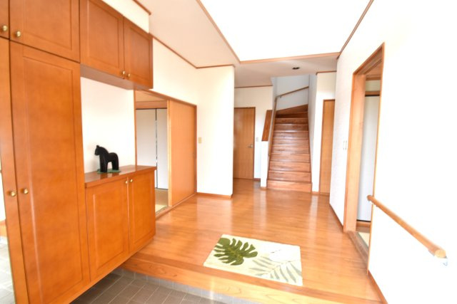 水戸市青柳町　中古一戸建の玄関|たっぷり収納できるシューズボックスで玄関もスッキリ！扉の中は可動棚ですので、靴に合わせて高さを自由に変えることができます。窓があるので湿気がこもりにくく明るいのも嬉しいです。
