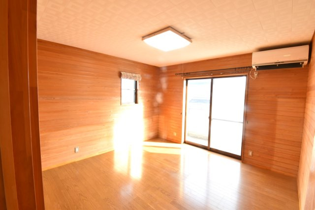 水戸市青柳町　中古一戸建の寝室|バルコニーに面した洋室です。景色も楽しめる大きな窓からはより多くの光を取り込み、部屋は明るく開放感があります。お部屋からバルコニーへ直接出られます。
