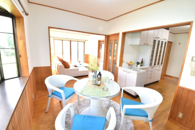 水戸市青柳町　中古一戸建のキッチン|ダイニング～キッチン～リビング　会話の生まれる動線で、ご家族の輪が生まれます。