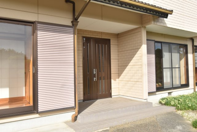 水戸市青柳町　中古一戸建の玄関|玄関も洗練されたデザインです。ダブルロック付きの親子ドアで、防犯面ももちろん大きなお荷物もらくらく入ります。