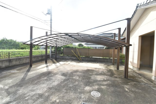 水戸市青柳町　中古一戸建の駐車場|ゆったりのカースペースにらくらくお車を停められます。カーポートに３台。ご友人が来られても気兼ねなく止めてもらえます。お庭も使えば８台駐車も可能です。