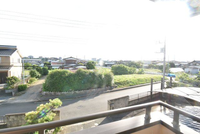 水戸市青柳町　中古一戸建の展望|大きなバルコニーは南面に配置。たくさんの洗濯物や布団を干したりするのに最適のスペースです。日当たりもよく、自然あふれる環境です。
