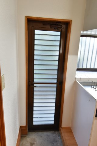 水戸市青柳町　中古一戸建のキッチン|キッチン脇には勝手口があります。ゴミ出しや、土の付いたお野菜もちょっと置いておくのに便利です。