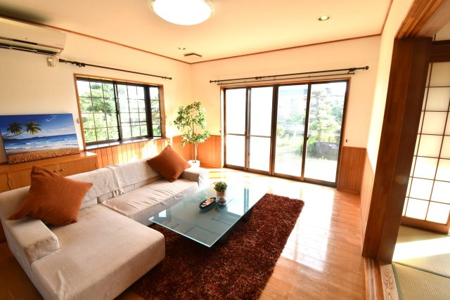 水戸市青柳町　中古一戸建の居間・リビング|日差しあふれる広々リビング。インテリアが映え使い勝手も良く自由に空間を演出できます。毎日ご家族が集いキッチンから笑顔で包まれた暖かな住空間が生まれます。
