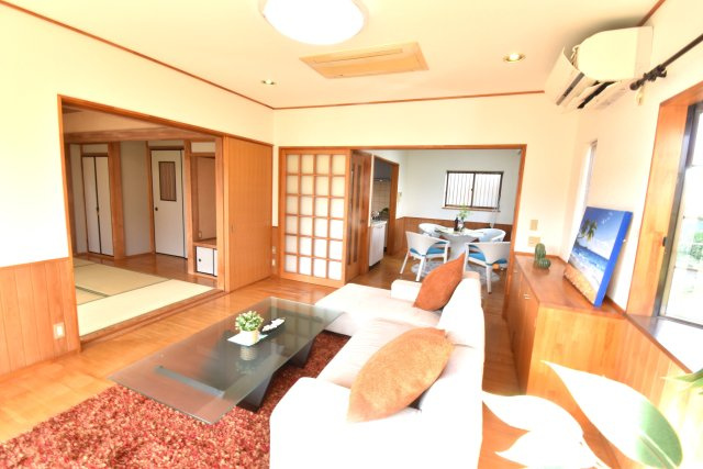 水戸市青柳町　中古一戸建の居間・リビング|写真左は和室です。ペタンと座れる、ゴロンと横になれる、それでいて続き間。そういう場所があるとホッとします。小さなお子さまとのお昼寝にもいいですね。収納スペースとして押入れもバッチリ。