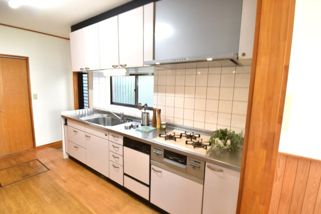 水戸市青柳町　中古一戸建のキッチン|システムキッチンは料理中や後片づけの間も会話が楽しめ、家族に一体感が生まれます。十分な広さのキッチンなら、ご夫婦やお子さまとで作業を分担したい時にも便利です！足元暖房、食洗器付きです。