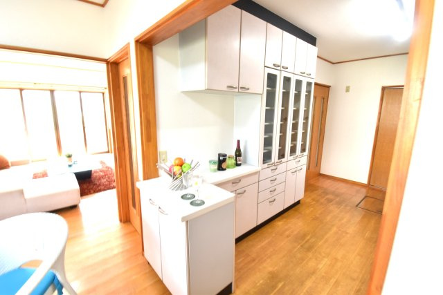 水戸市青柳町　中古一戸建のキッチン|キッチン後ろの収納スペースが嬉しい♪
対面式システムキッチンは、料理中や後片づけの間も会話が楽しめ、家族に一体感が生まれます。