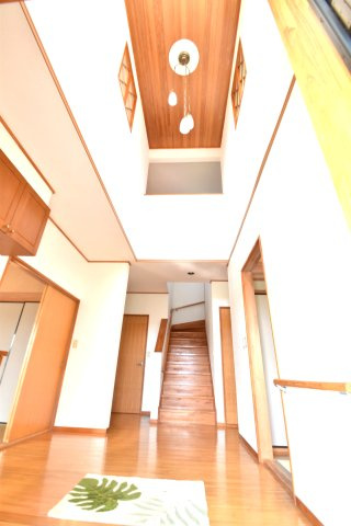 水戸市青柳町　中古一戸建の玄関|たっぷり収納できるシューズボックスで玄関もスッキリ！上部は吹き抜けになっていて、２階の個室からも会話が生まれます。「いってらっしゃい！」「ただいま」の声がひびき渡ります。
