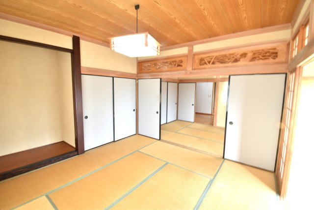 水戸市青柳町　中古一戸建の和室|和室の続き間です。引き戸を開け放てば２部屋が一体となり広々とした空間に。
お子様の遊ぶ様子やお昼寝をリビングから見守れます。
広縁や、床の間、欄間のある本格的な和室です。


