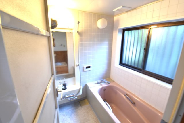 水戸市青柳町　中古一戸建の浴室|浴槽への出入りが安全な低床タイプの広々１坪ユニットバス。
自動お湯張りに追焚機能付のオートバスはお手軽で経済的。
