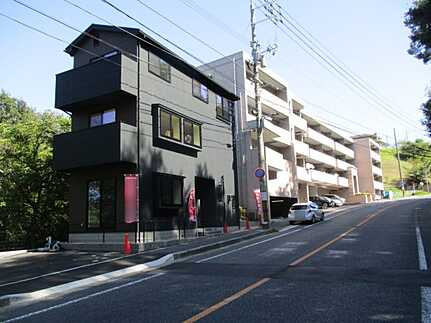 佐伯区八幡東４丁目の前面道路含む現地写真
